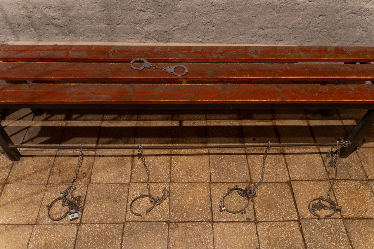 Börtöncsapda szabadulószoba – pad bilincsekkel